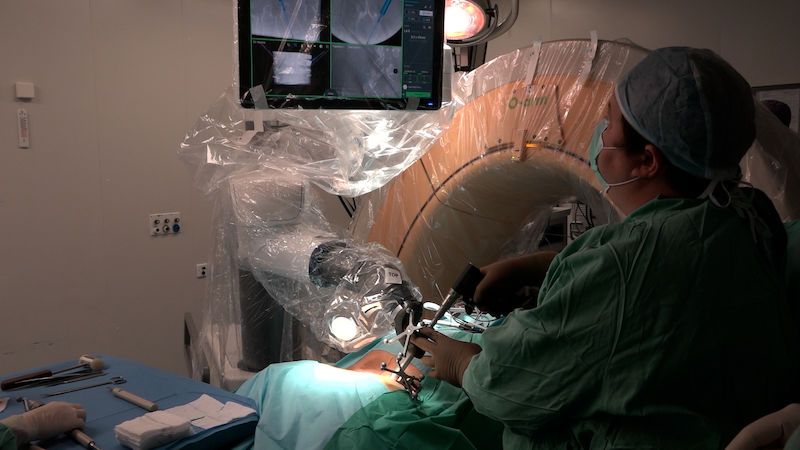 V ústecké nemocnici operují páteř pomocí unikátního robota